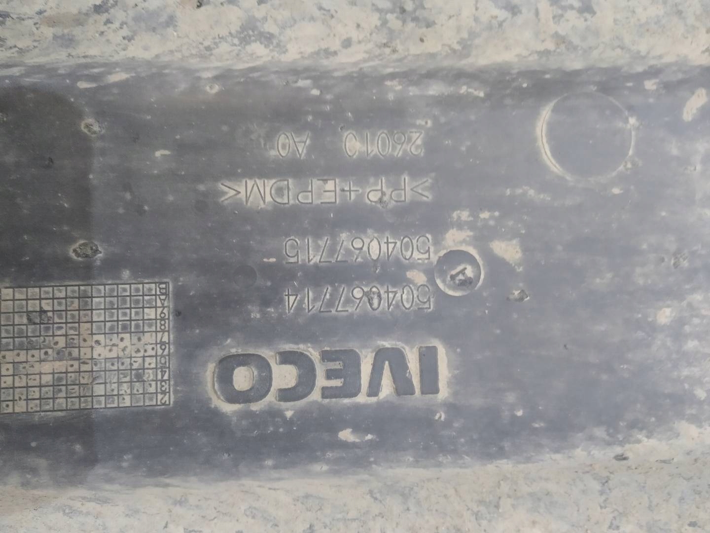 mudguard right 504067714 Iveco Stralis