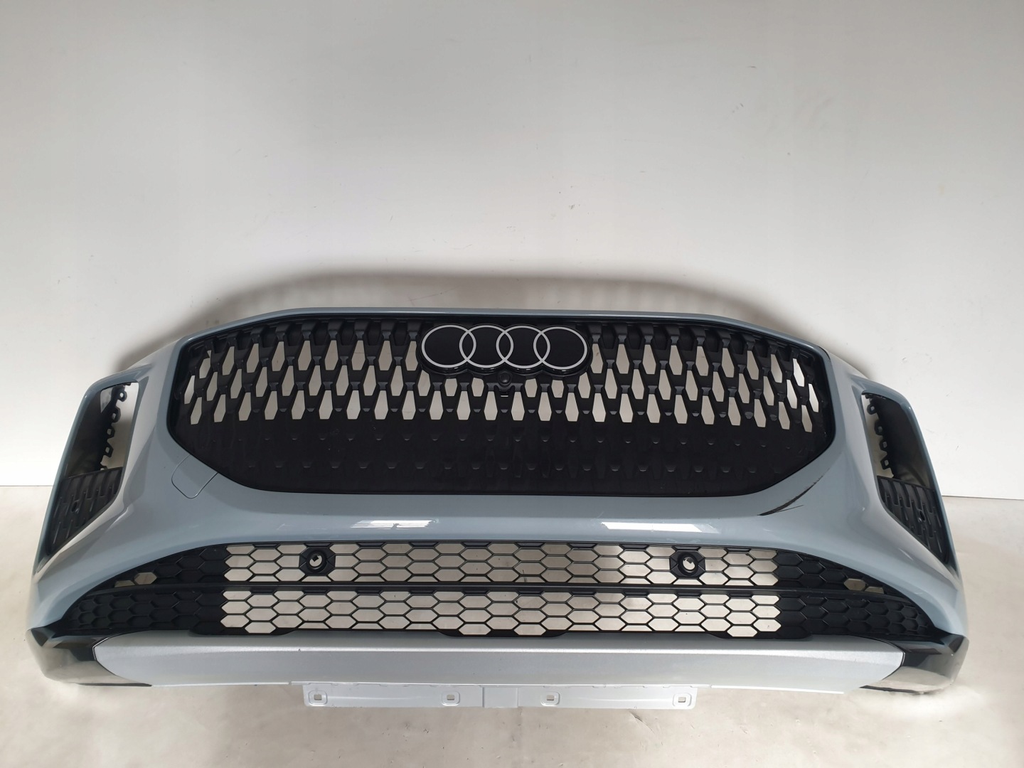 AUDI Q3 III 83H 25-> bumper front front 6 x PDC 83H807437