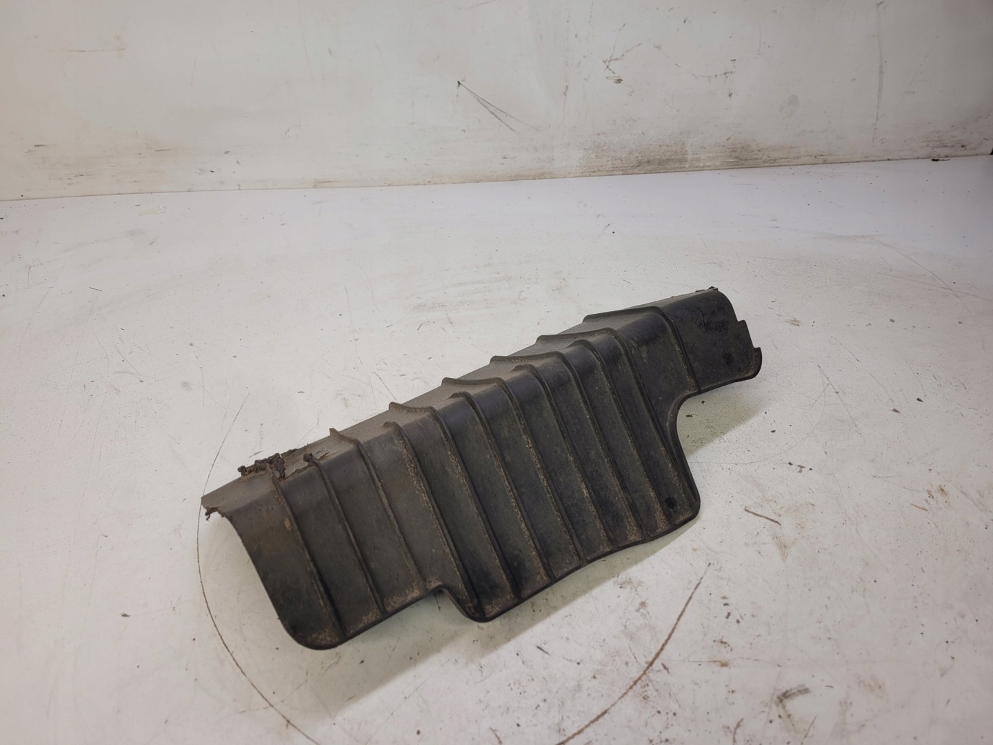 BLENDE ABDECKUNG DES QUERLENKERS LINKS HECK AUDI A4 B9 8W0505415E