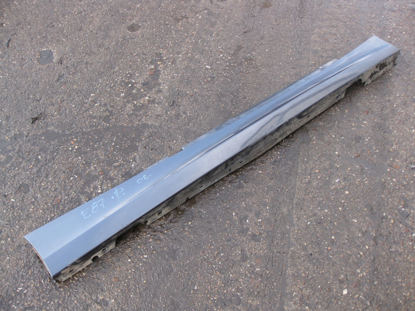 BMW E87 2.0 and 08R moulding threshold right 7184354