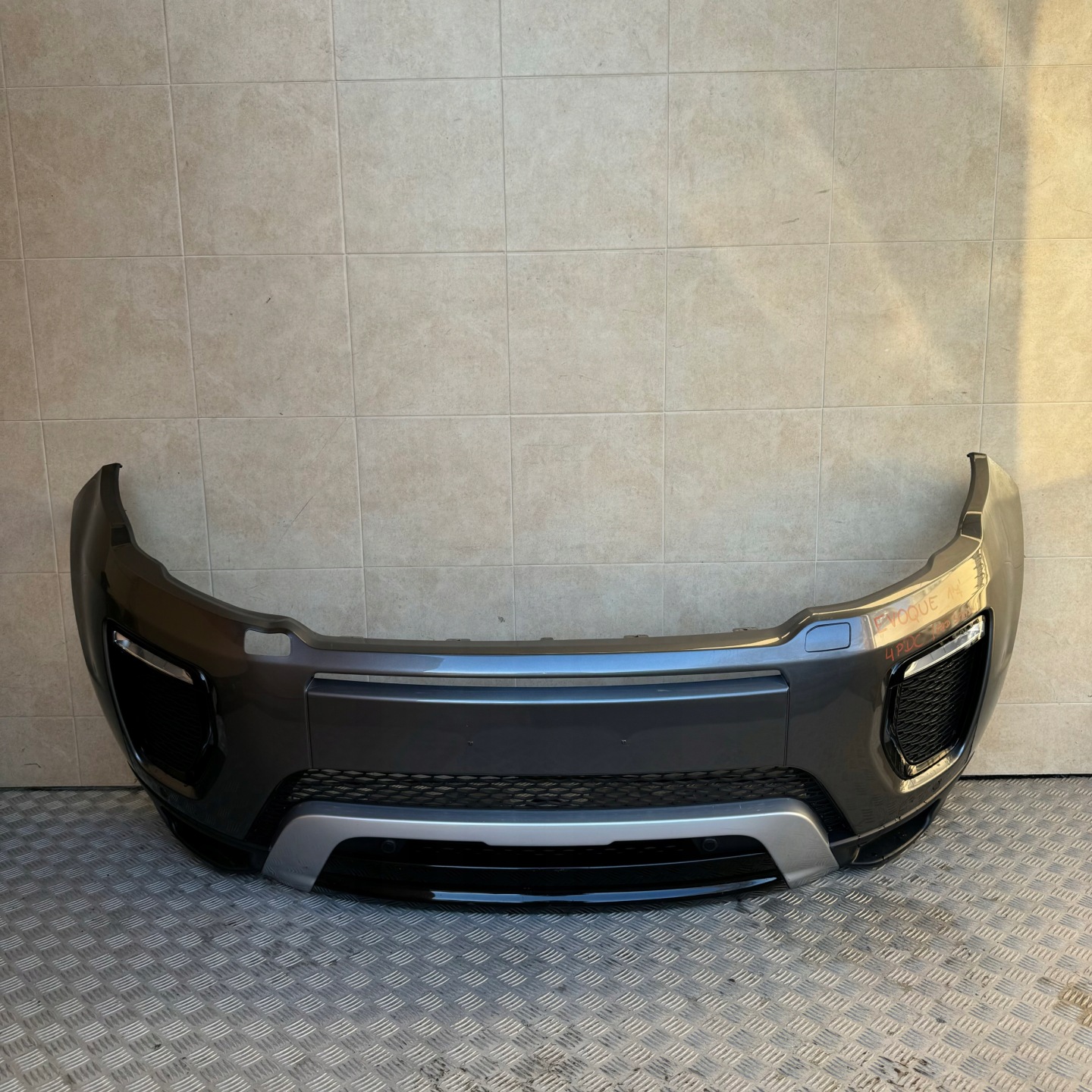 front bumper RANGE ROVER EVOQUE and LIFT 2017R. 4 PDC below washers