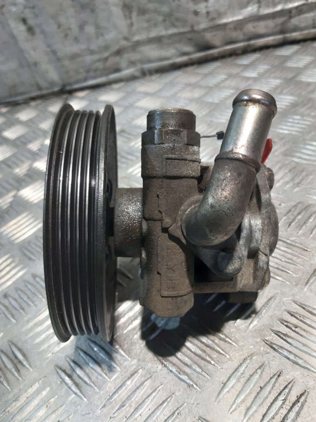 servo pump VW PASSAT B5 1.6 B 8D0145156L 105 BAR KYB