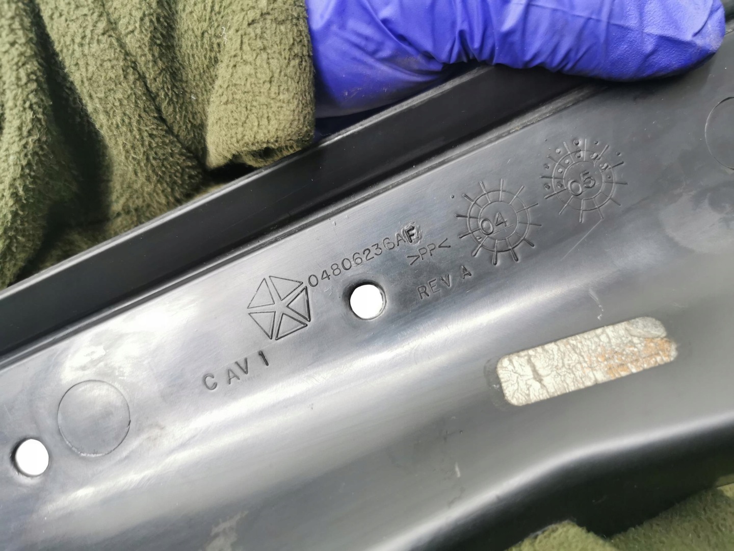 cover radiator right CHRYSLER 300C 04806236AF