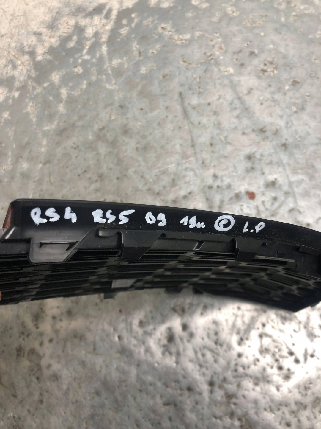grid of a bumper left front AUDI RS4 RS5 8W6807681P