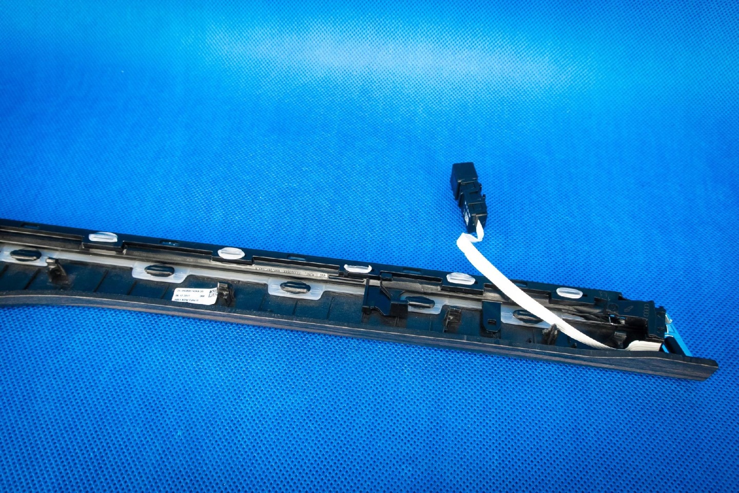 lista dekor tunelu far Audi A8 4N 4N4886743AB 2VY