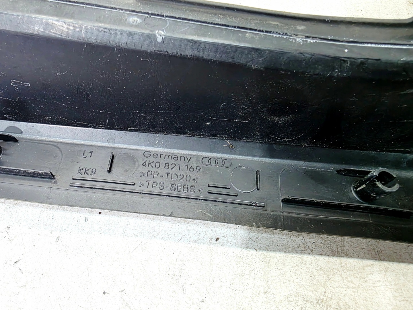 cover cap of a fender upper left AUDI A6 C8 4K0821169