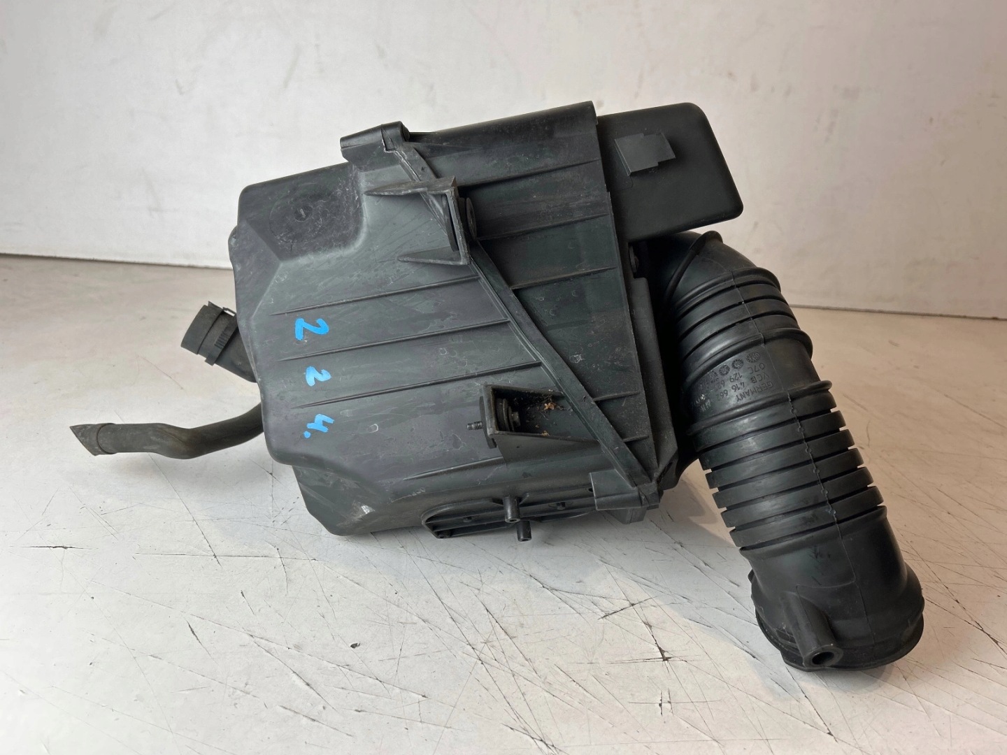 air filter housing Audi A8 D3 lift 6.0 W12