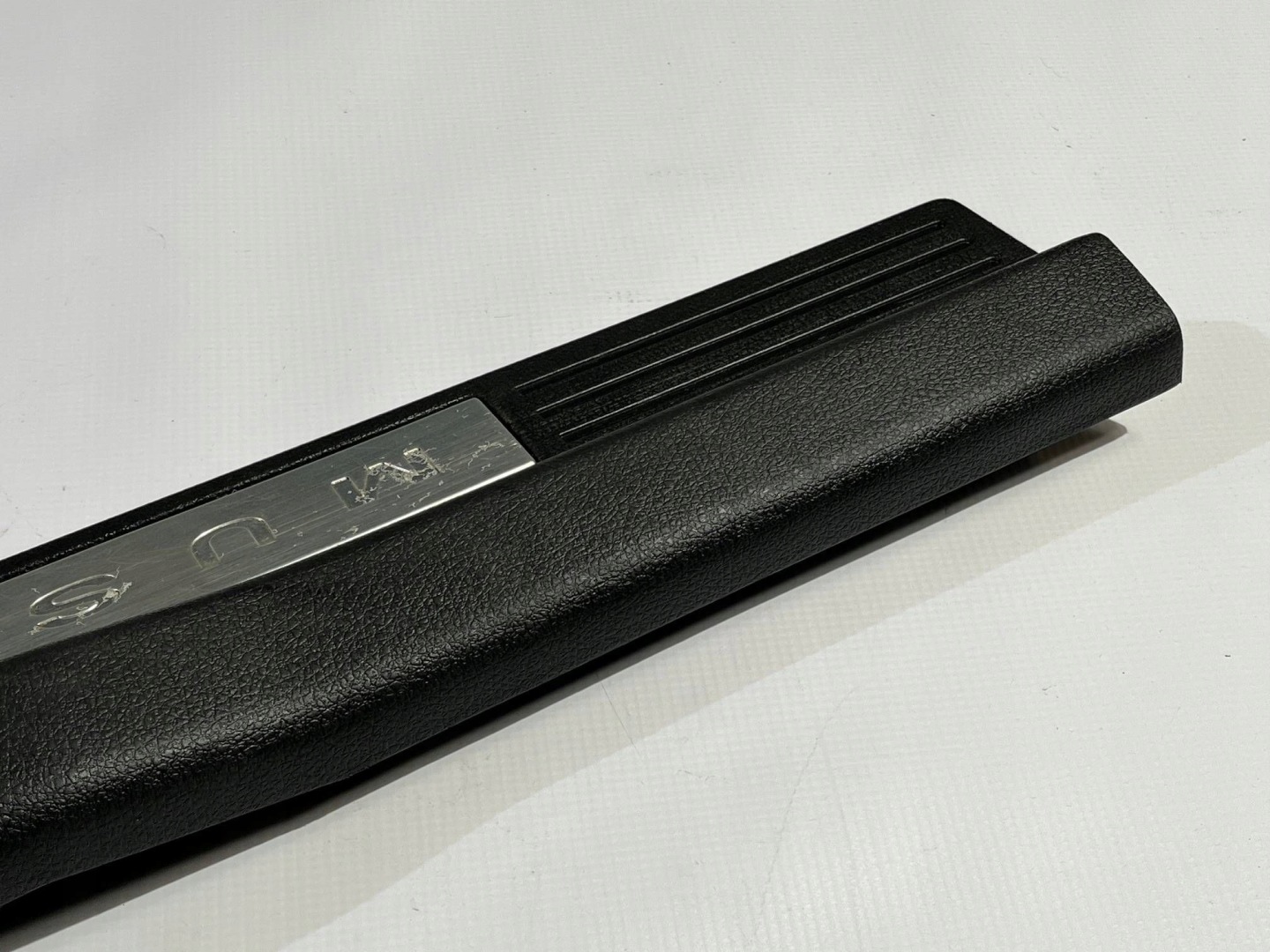 cover moulding of the threshold inner left side Ford Mustang V 2005-2009
