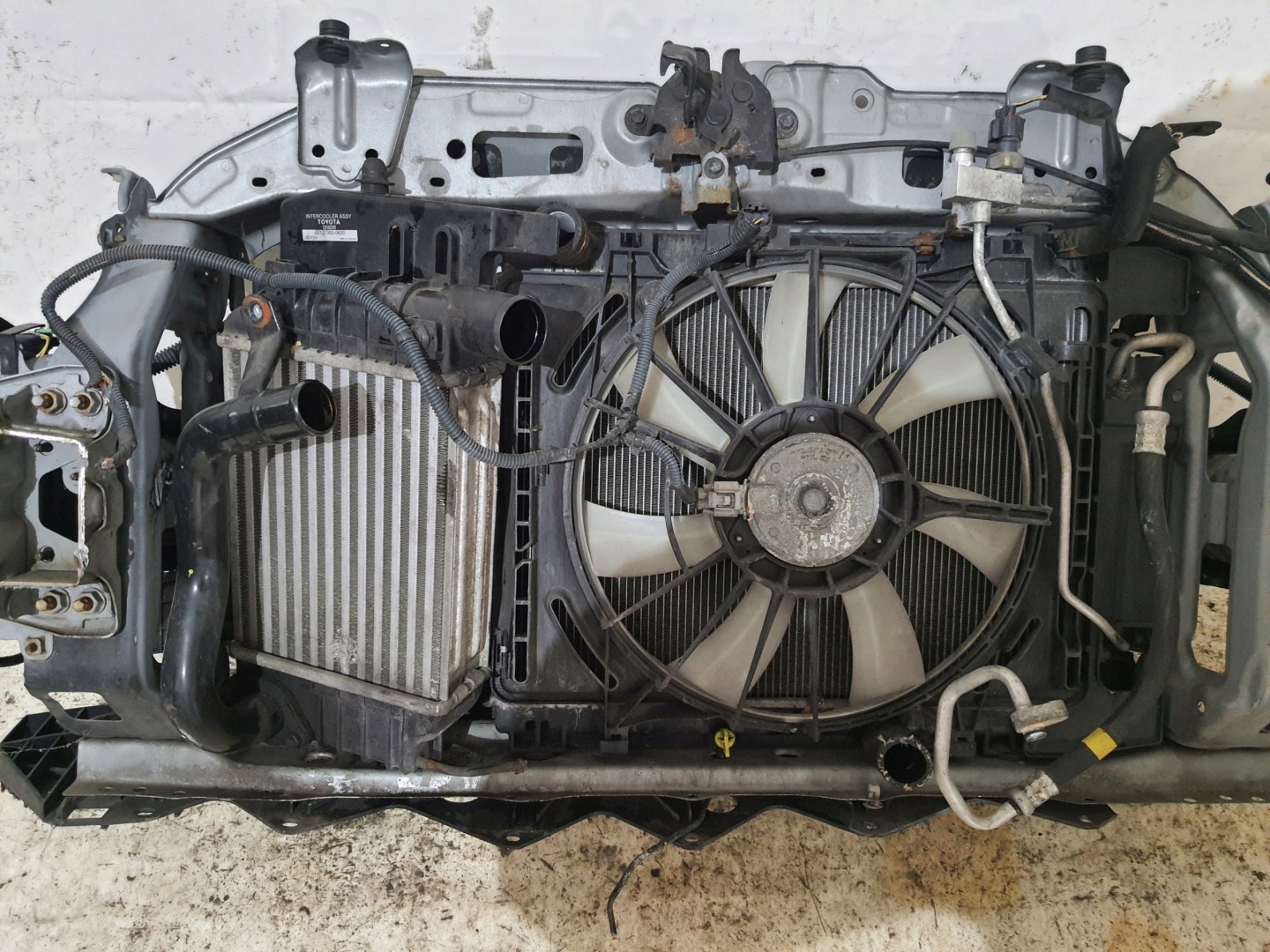 TOYOTA YAIRS II 06-09 1F8 support panel for radiators D4D