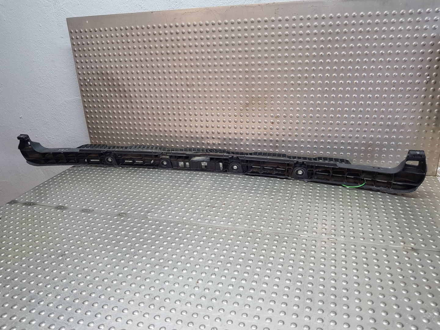 bumper bracket rear part central 5G9807863A VW GOLF VII KOMBI