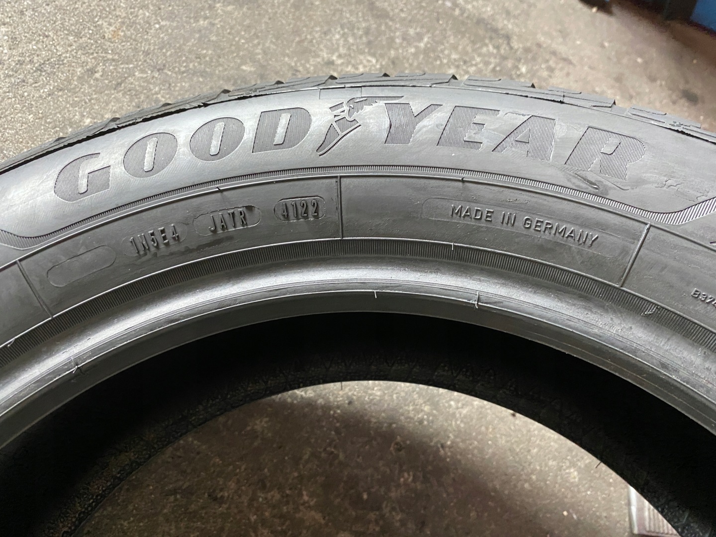 Caoutchouc 225/60R18 104H Goodyear UltraGrip Performance + Comme Neuf 8,5mm