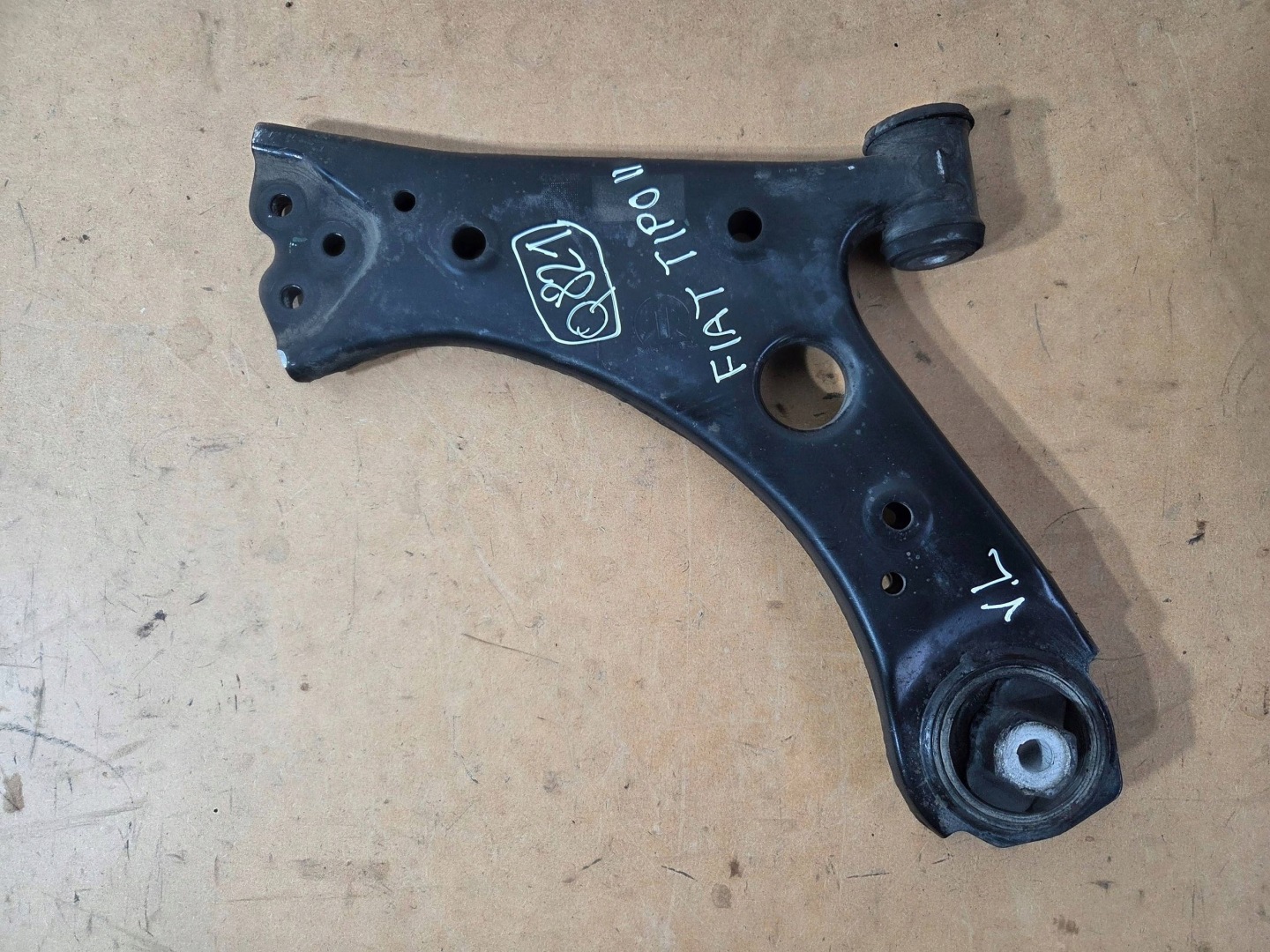 Fiat Tipo II arm front left (Q821)