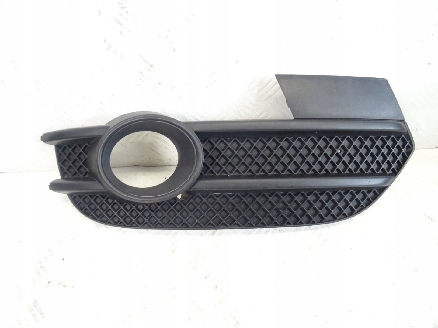 grid of a bumper front front right AUDI Q3 8U 8U0807682A