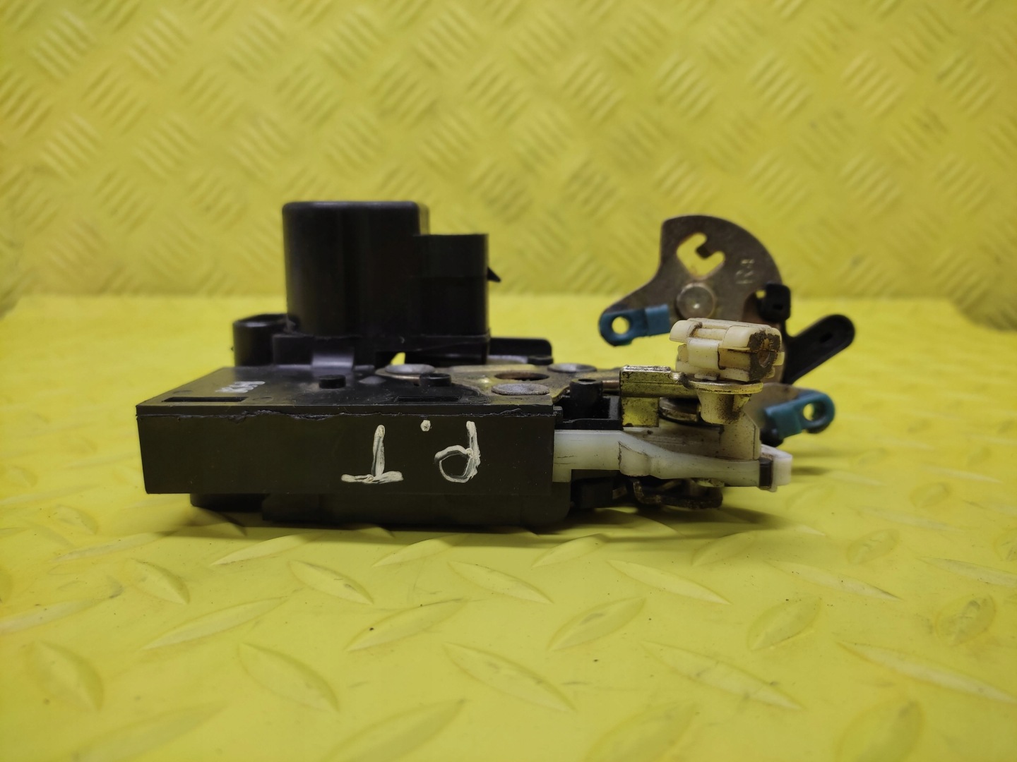 SUZUKI FORENZA lock door right rear part
