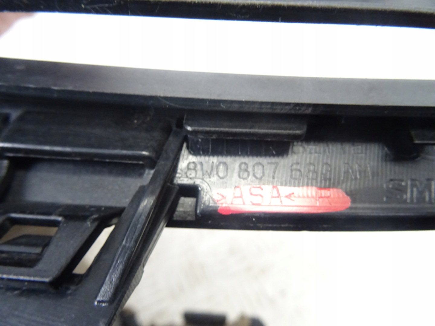 grid of a bumper front front right AUDI A4 B9 LIFT S-LINE 8W0807682AM