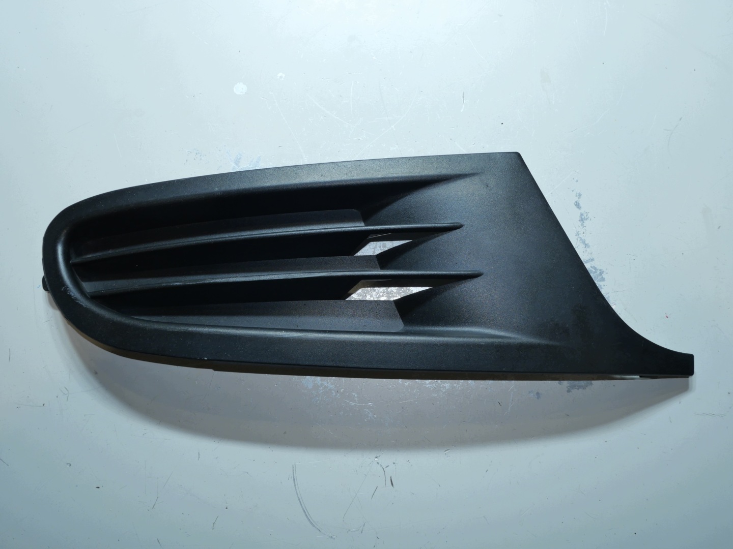 grid spoiler of a bumper GOLF VI right