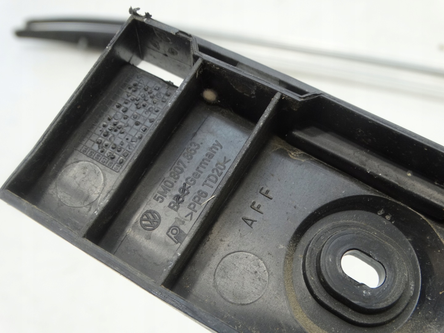 support central of a bumper rear part VOLKSWAGEN GOLF VI plus 5M0807863