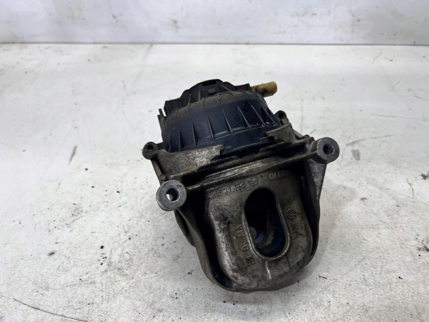 holder engine mount left AUDI A6 Q7 4M0199371FF