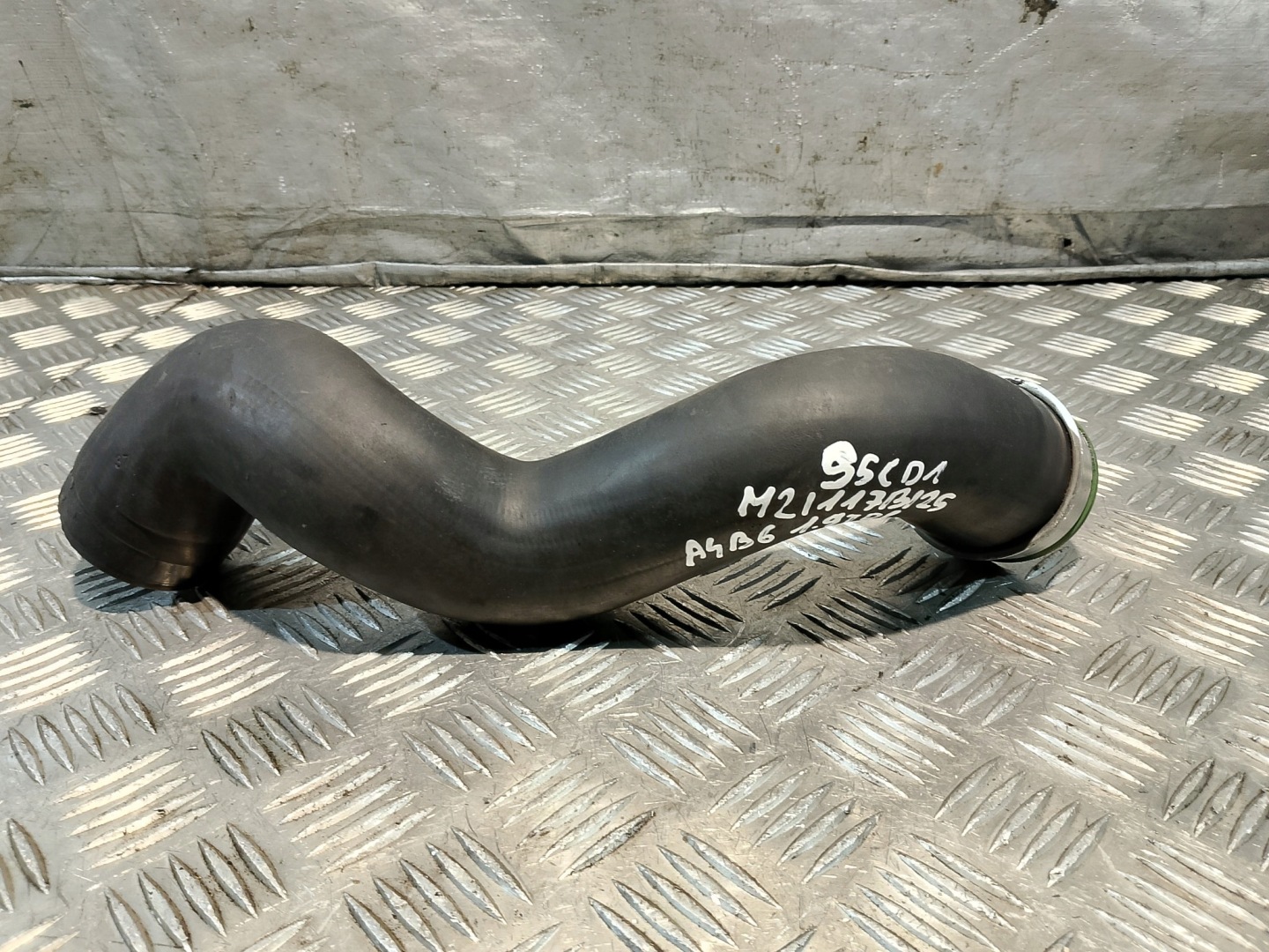 vedení trouba hadice intercoolera AUDI A4 B6 2.0 TDI