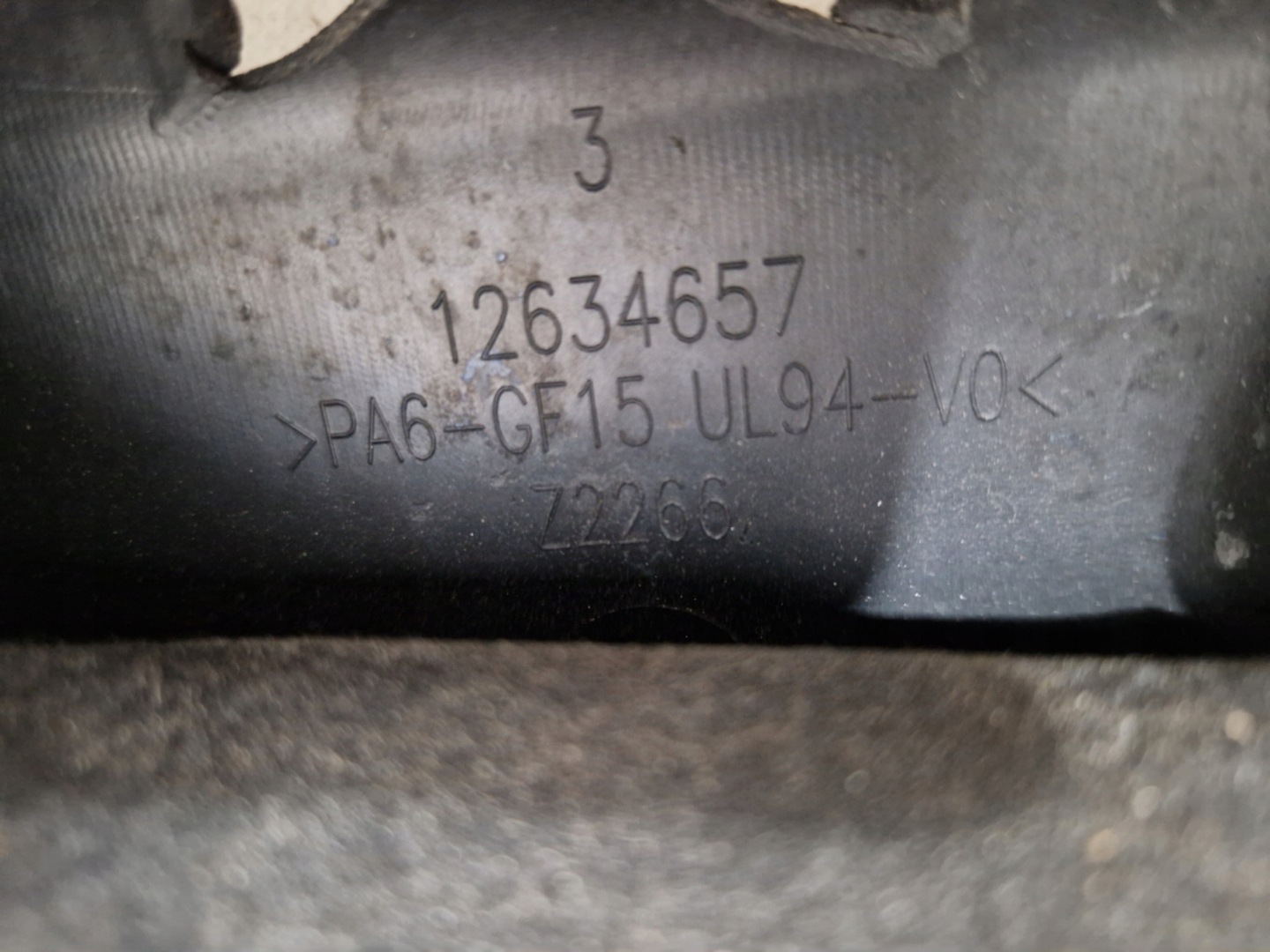 CADILLAC ESCALADE IV 15- 6.2 V8 Blende Abdeckung der Ventile rechts 12634657