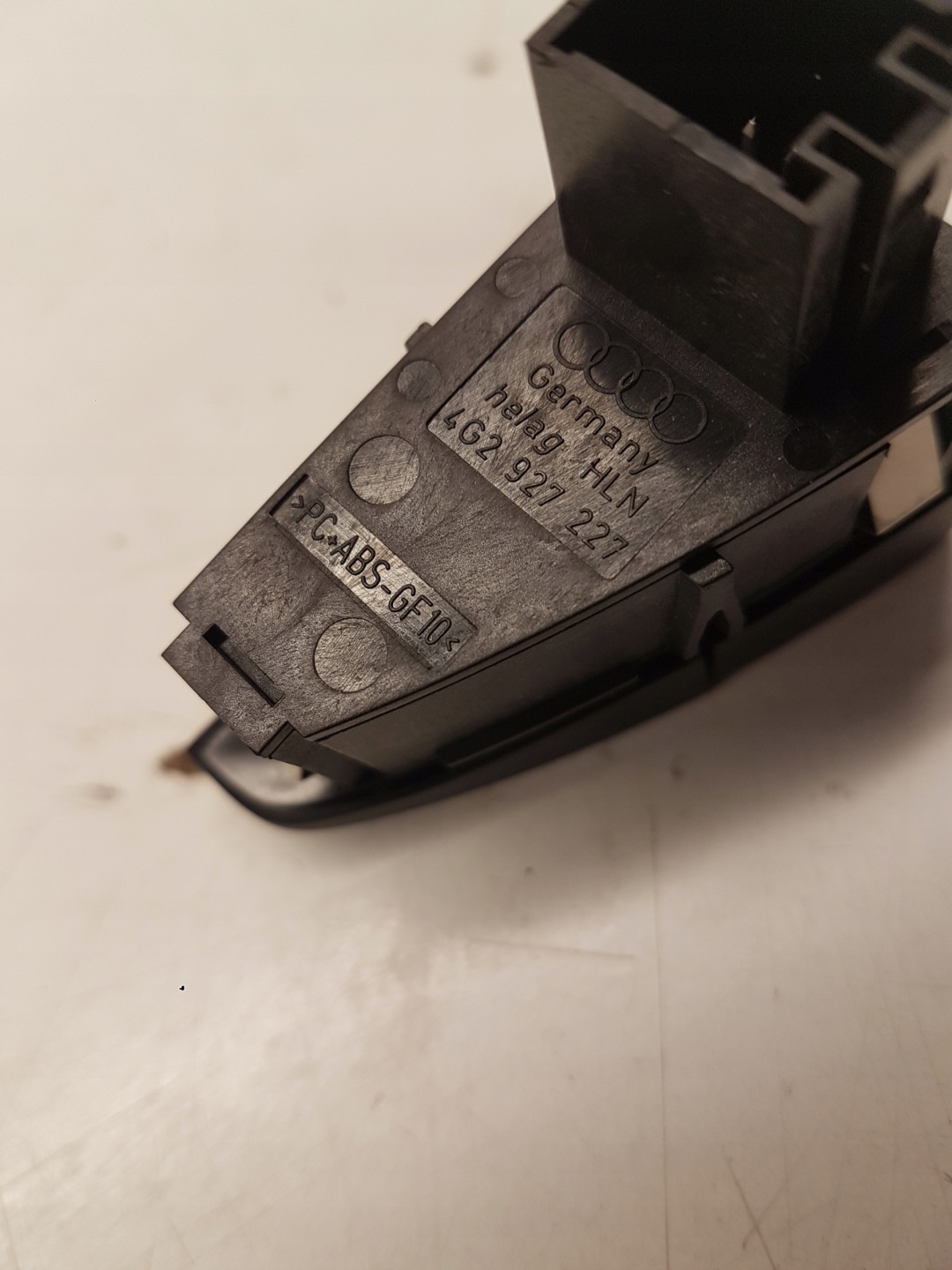 SCHALTER OTWIERANIA HANDSCHUHFACH AUDI A6 A7 4G2927227
