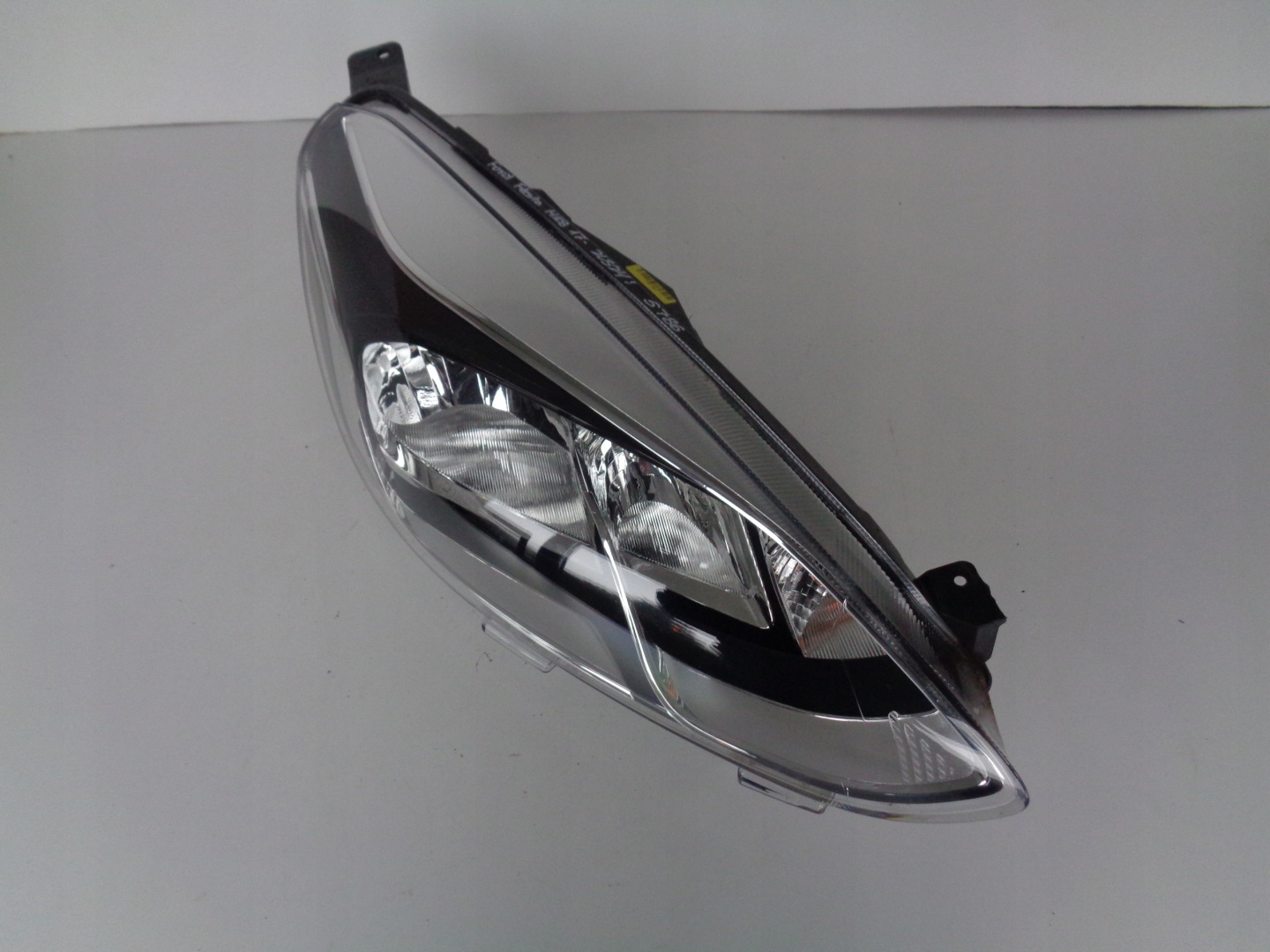 light right REFLEKTOR FORD FIESTA MK8 17