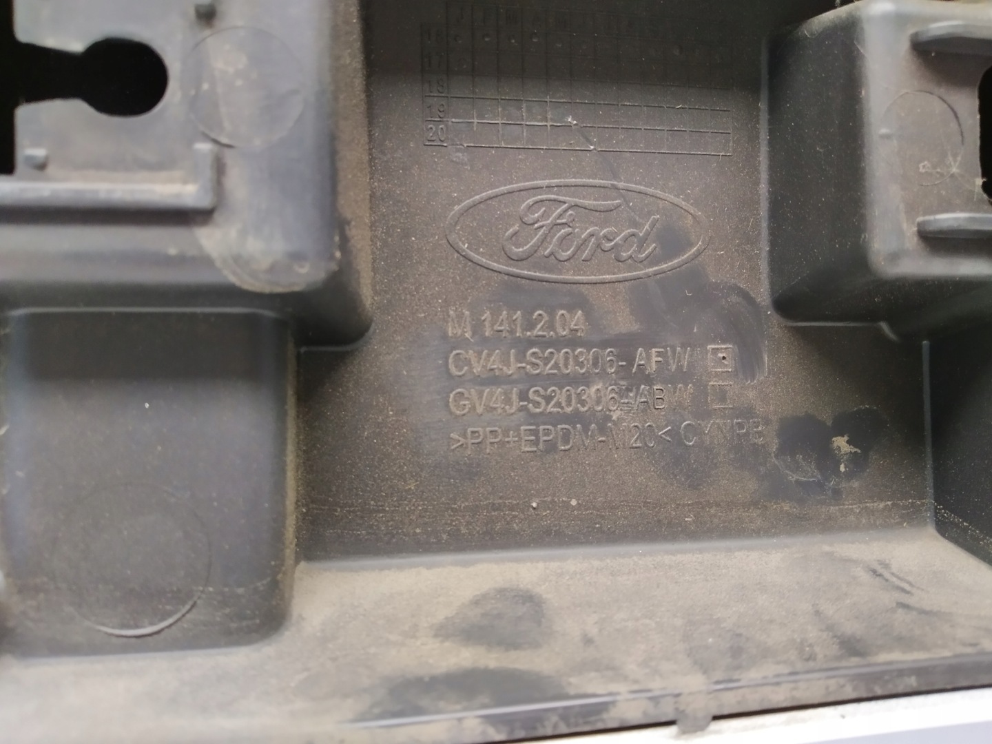 Kuga II St Line moulding front right cap BIALA CV4J-S20306-AFW original
