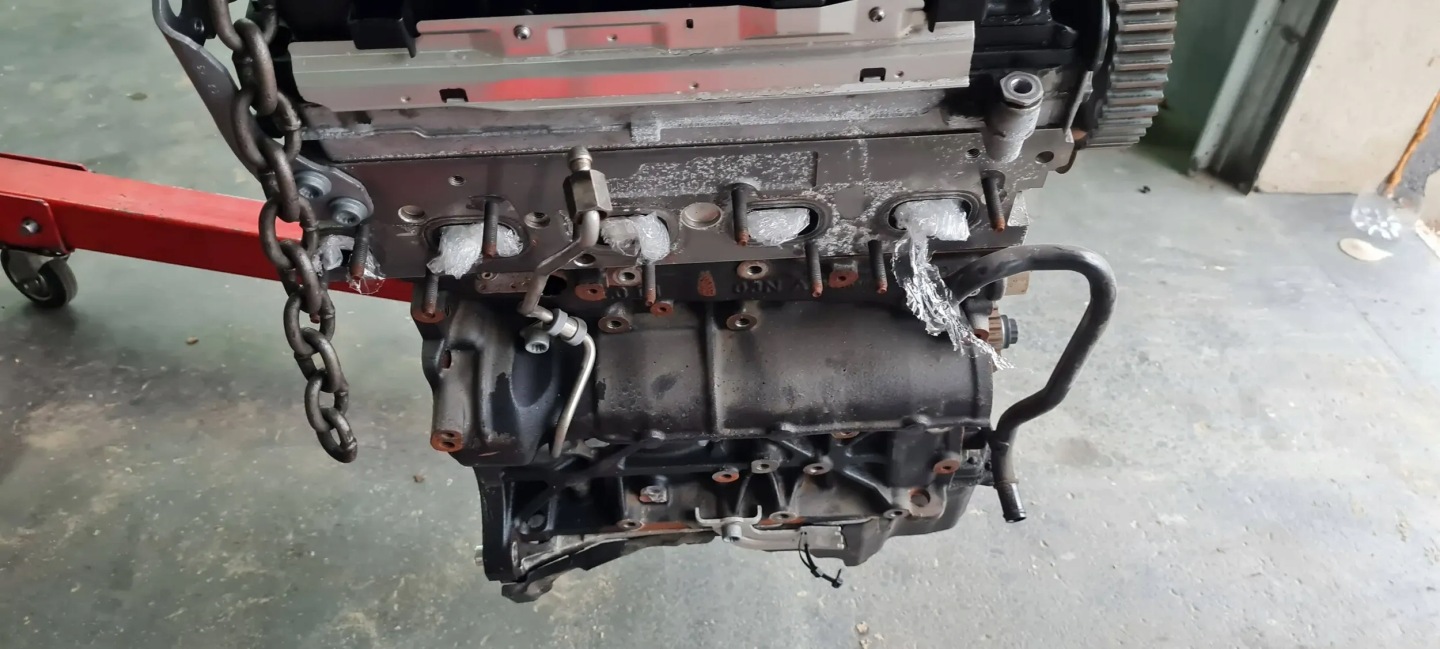 A4 B9 8W engine pillar 2.0 TDI DEU DEUA A5 8W Q5 VW AUDI
