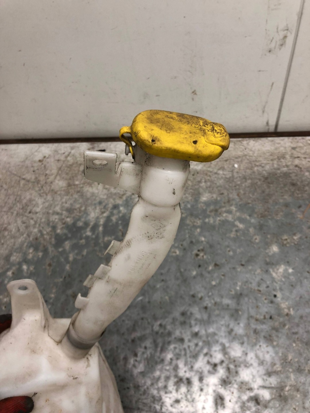 washer fluid tank RENAULT CLIO III 7701058023
