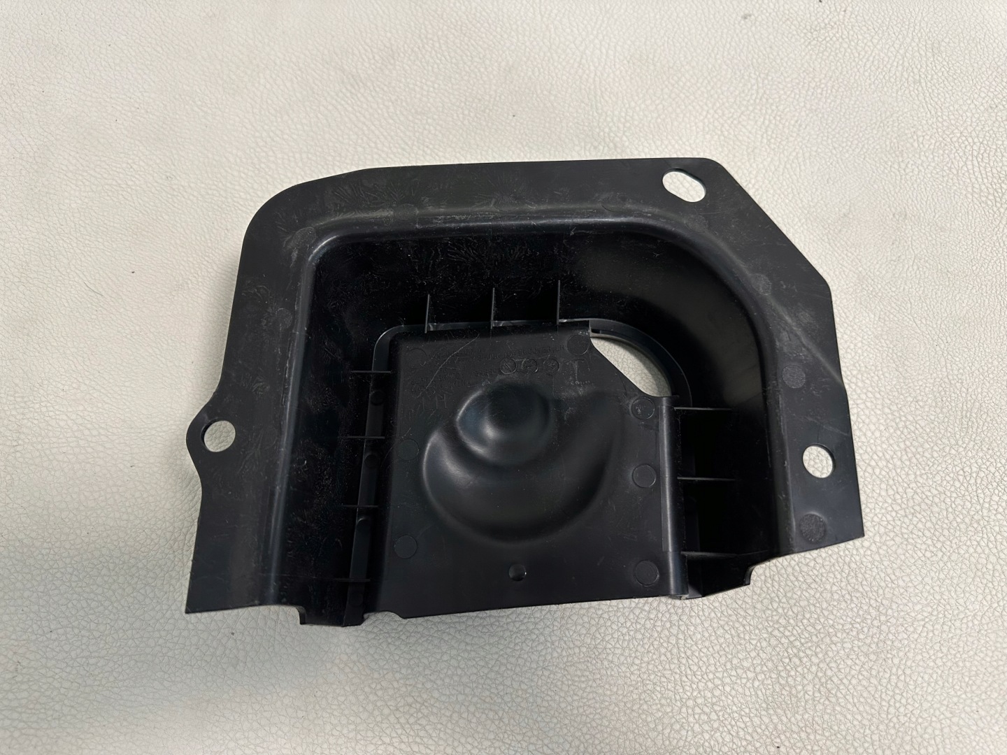 TESLA MODEL Y BLENDE ABDECKUNG KIELICHA LINKS 1494083-00