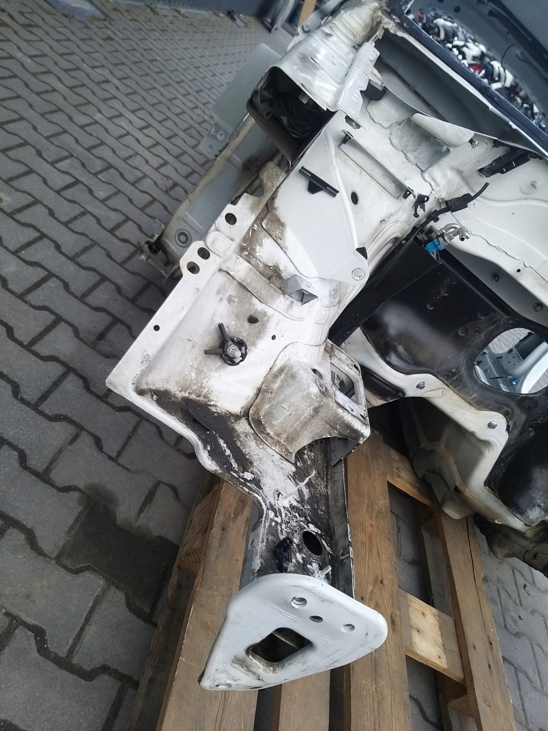 AUDI Q3 8U 11r-18r quarter right front pillar A LB9A