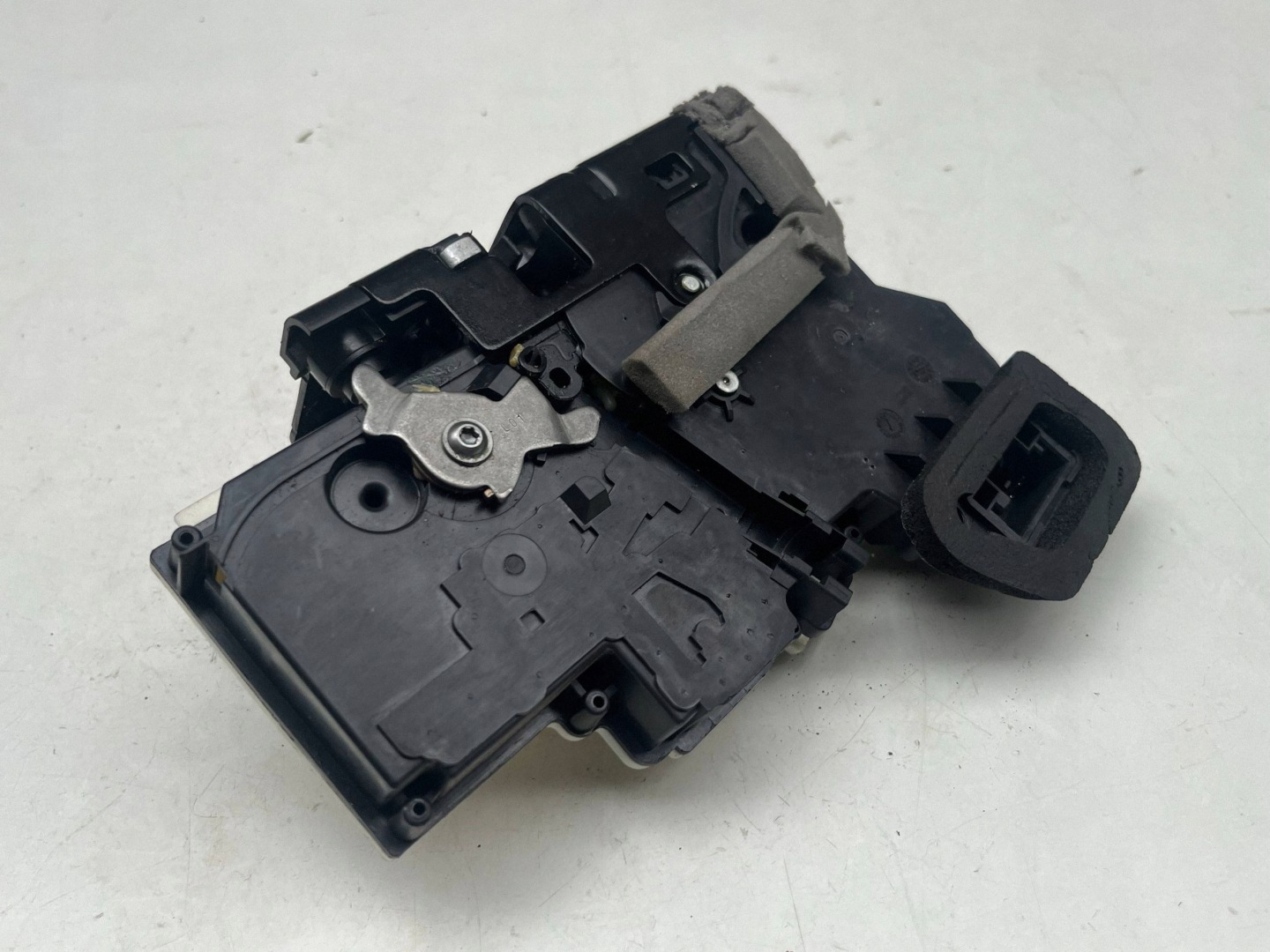 AUDI A6 C8 Schloß Tür links heck 4K0839015P @M