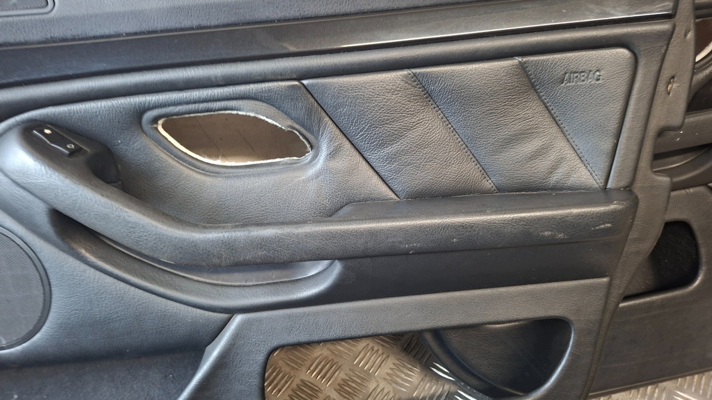 bočné BMW E39 sedan koža