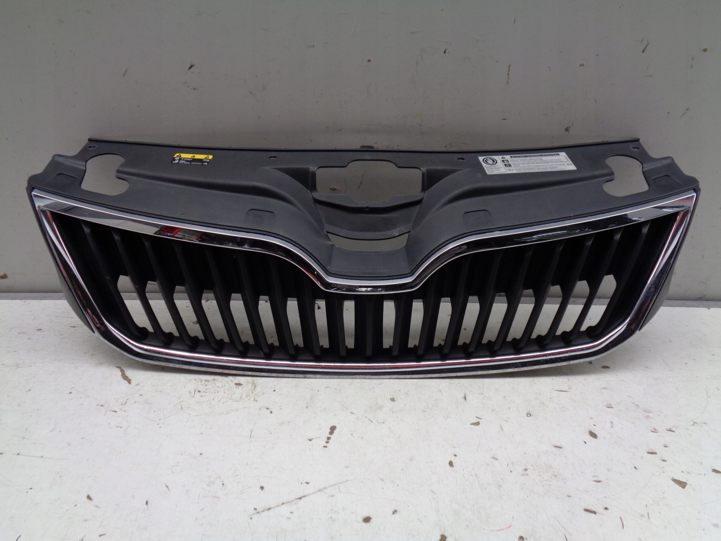 GRILLE SKODA RAPID 5JA 12