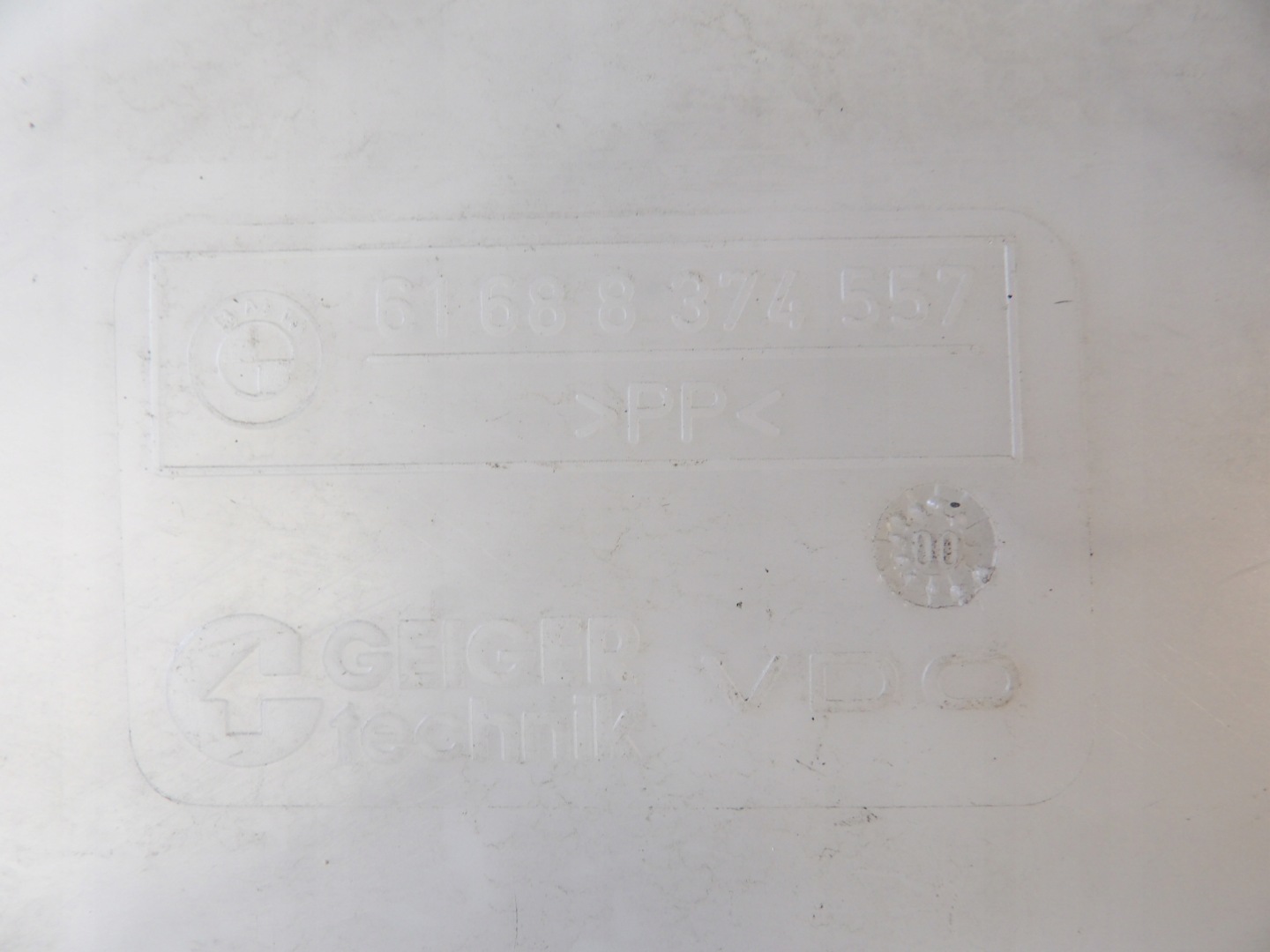 BMW E46 - Behälter Spritzdüse heck 6168 8 374557