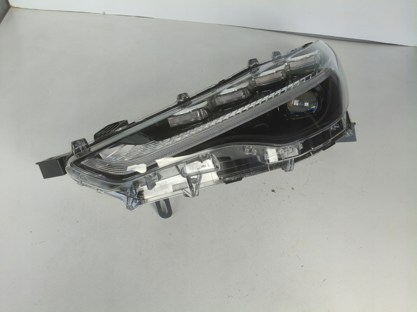 light left REFLEKTOR TOYOTA COROLLA CROSS FULL LED