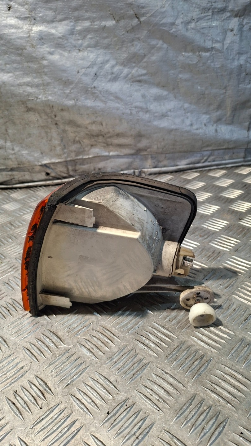 indicator right front MERCEDES W126