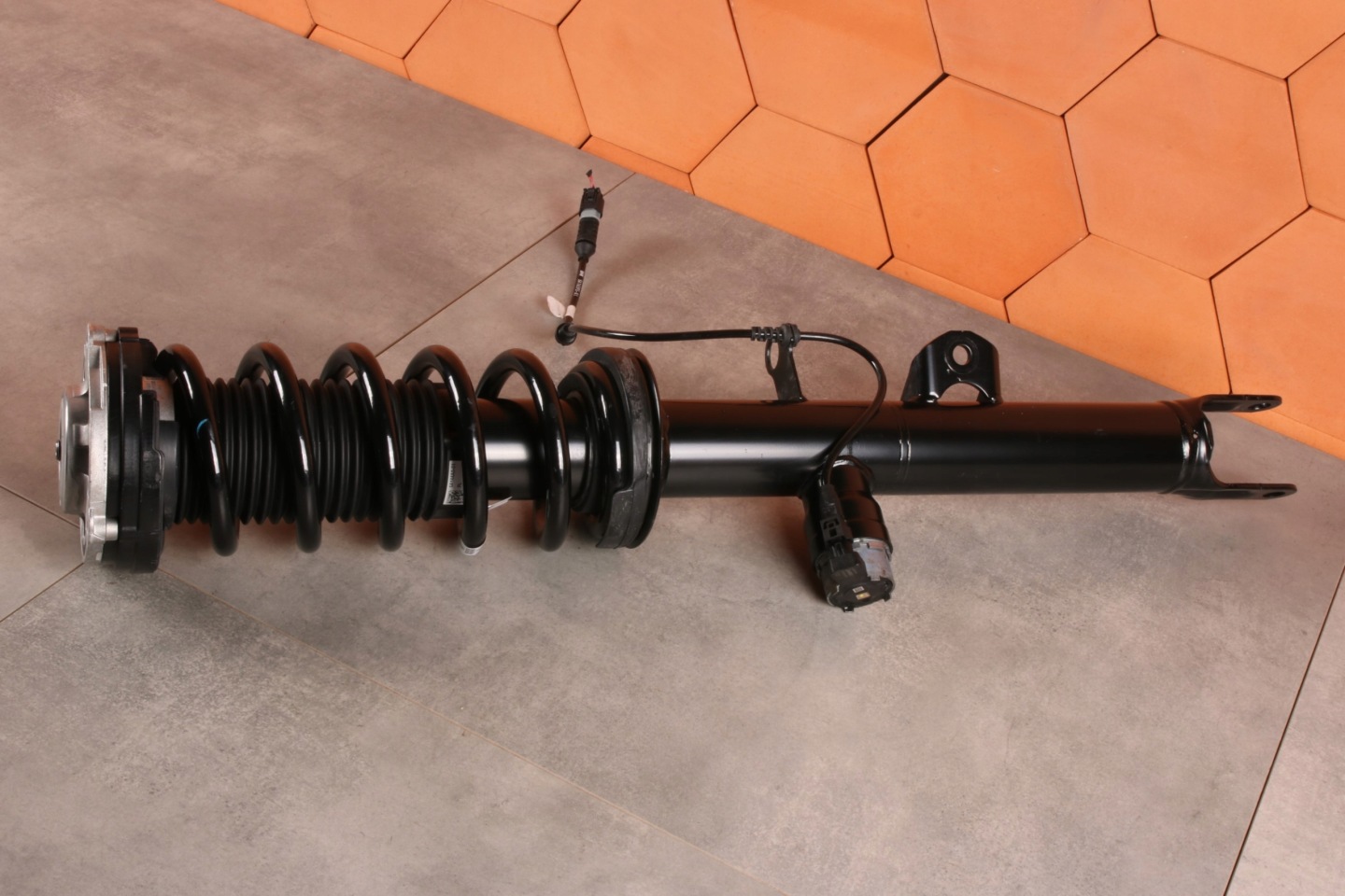 BMW 5' G61 i5 eDrive40 HA0 shock absorber left front VDC VDM 5A2DB03 1876 km!!