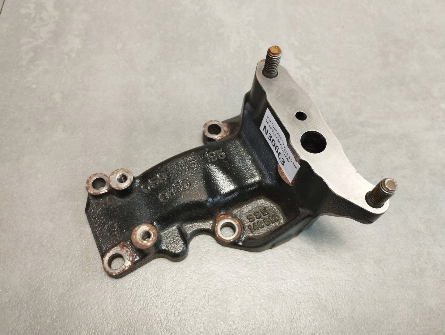 Volkswagen Touareg 7P console tube 059145195