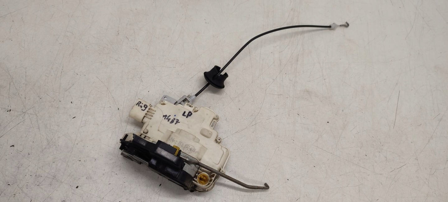 lock front front left Audi A4 B7 2,7 TDI
