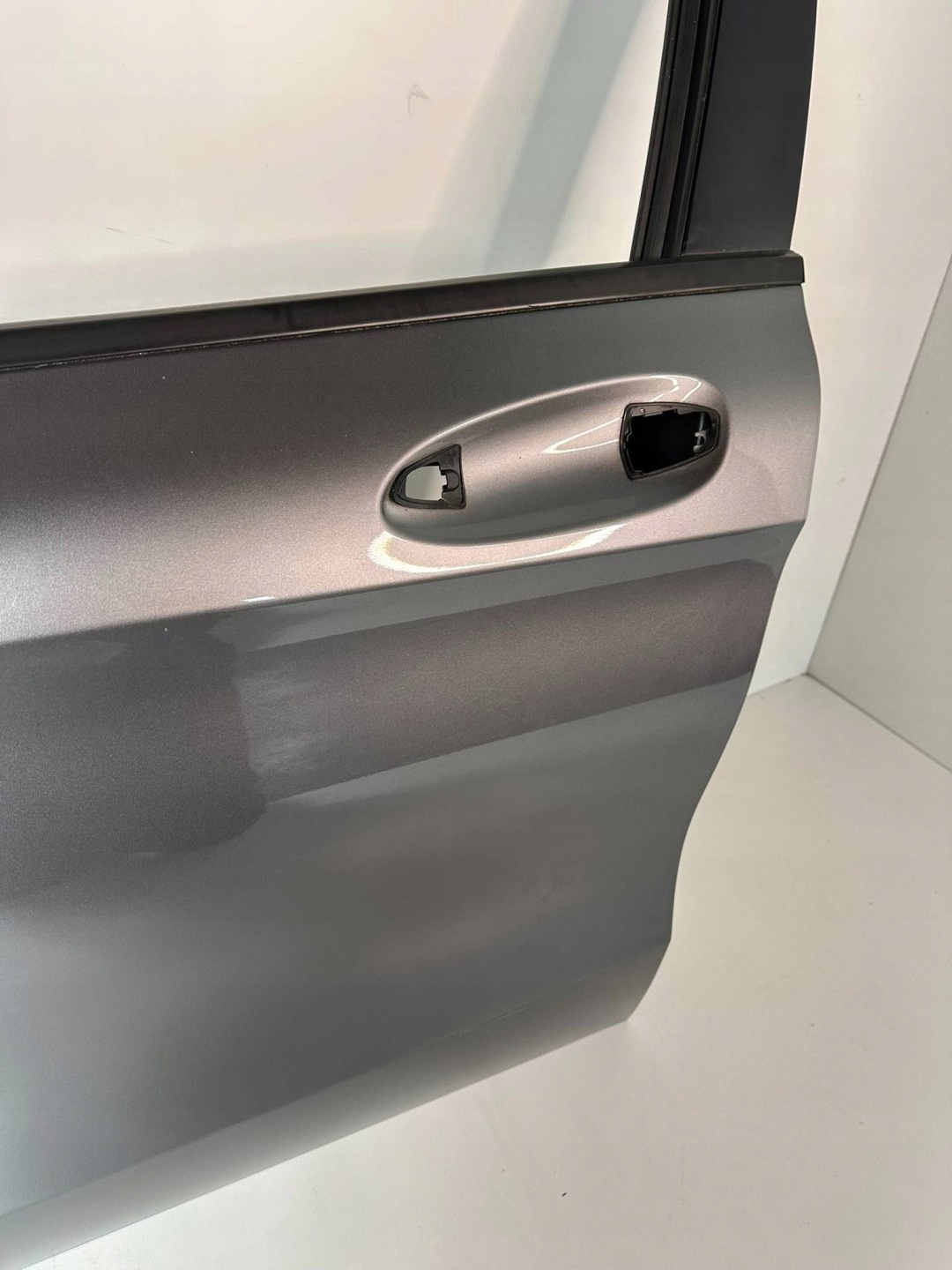 Mercedes-Benz GLA W156 2017 left side door front colour 787