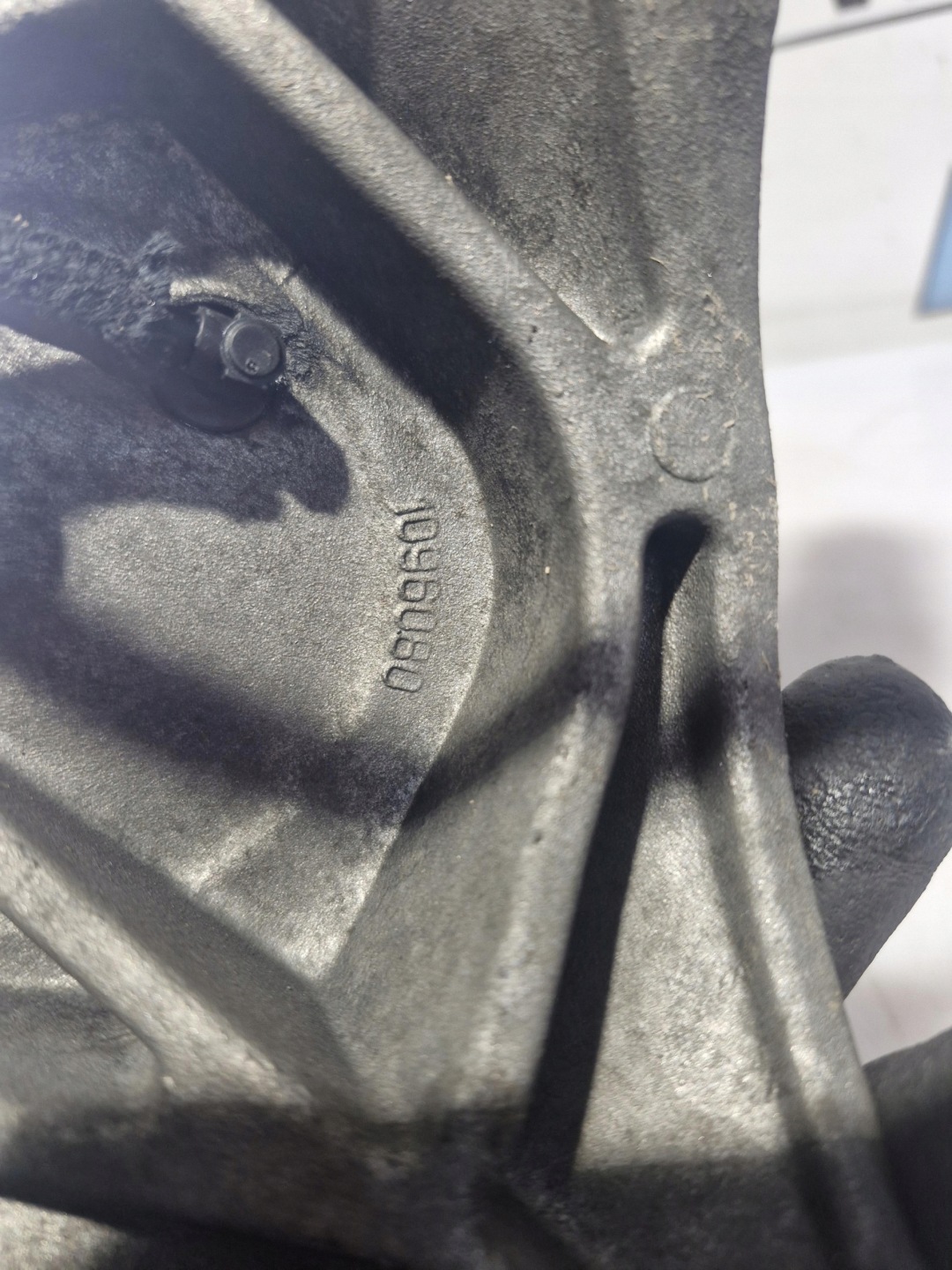 1096080 BMW E39 engine mount left