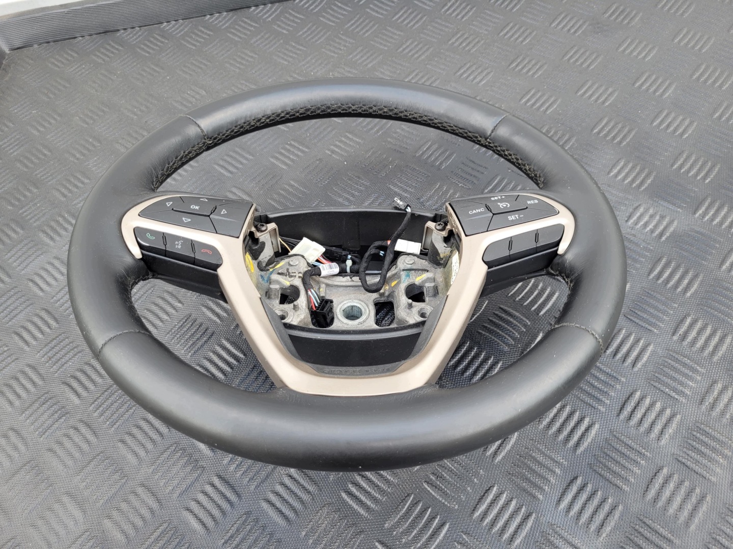lenkrad MULTIFUNKCJA schwarze JEEP CHEROKEE V KL