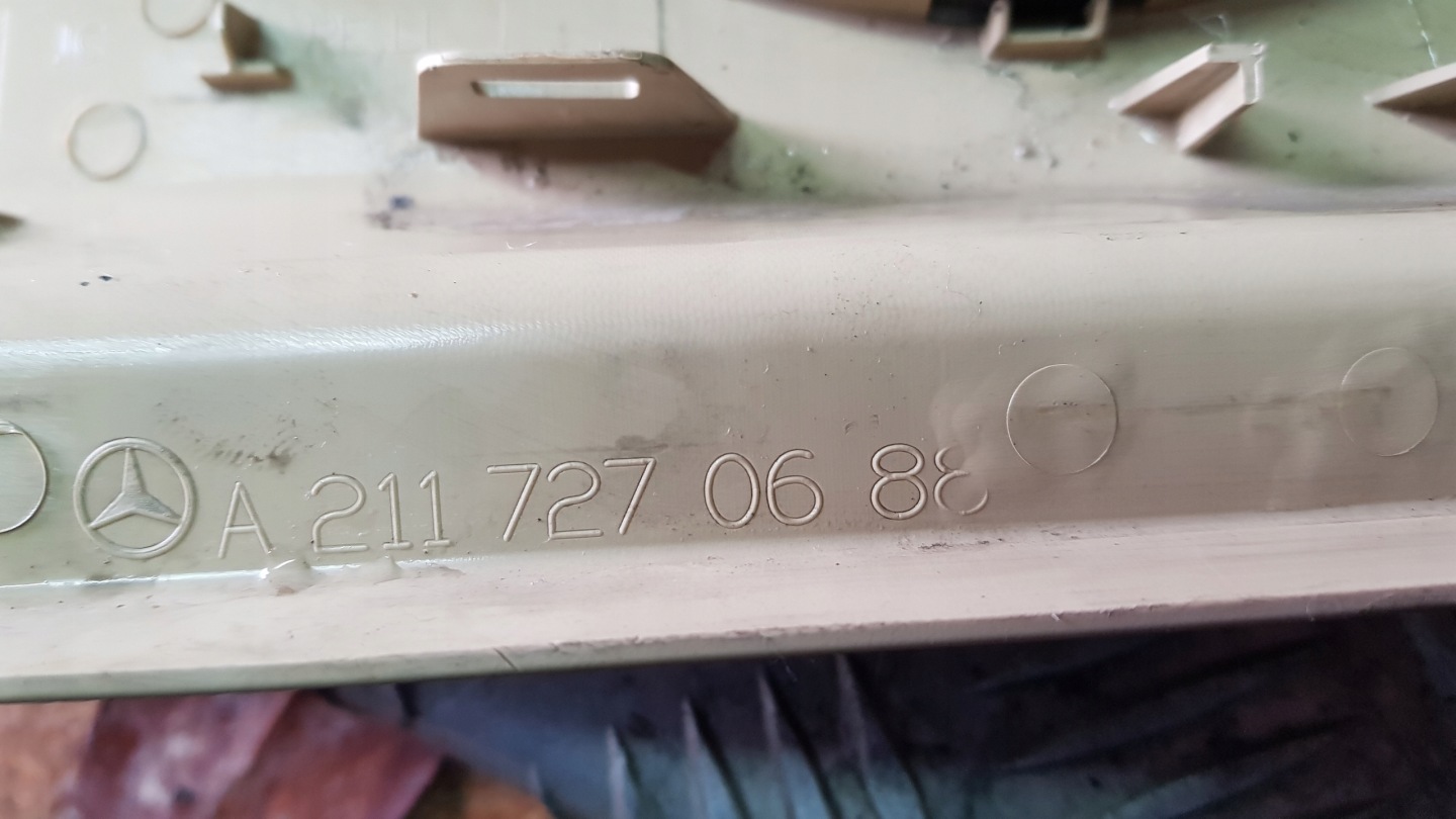 MERCEDES W211 krycí repráku tapacíry pravá