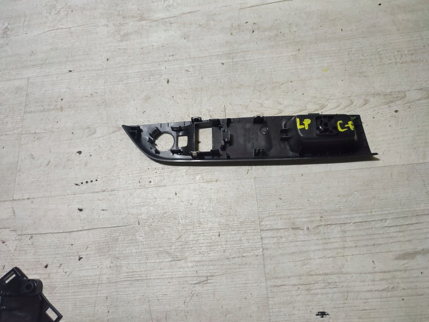 Opel Corsa F 2020 rear part side left frame controls of the window