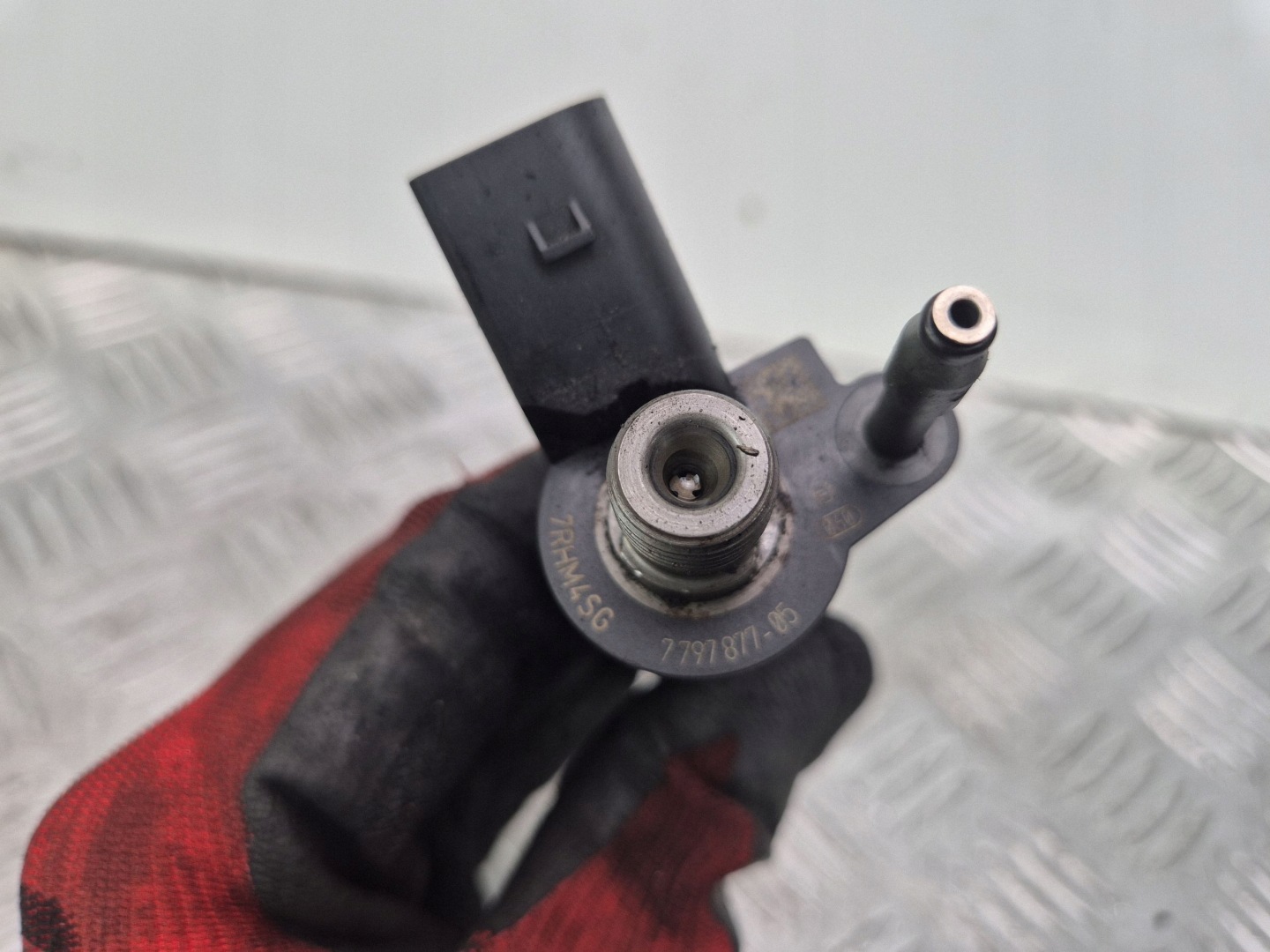 BMW 3 E90 318d injector 7797877 N47D20A
