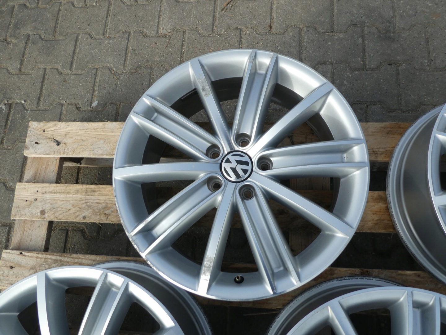 4X CERCHI DI ALLUMINIO CERCHI RUOTE 5N0601025AF VW 5X112