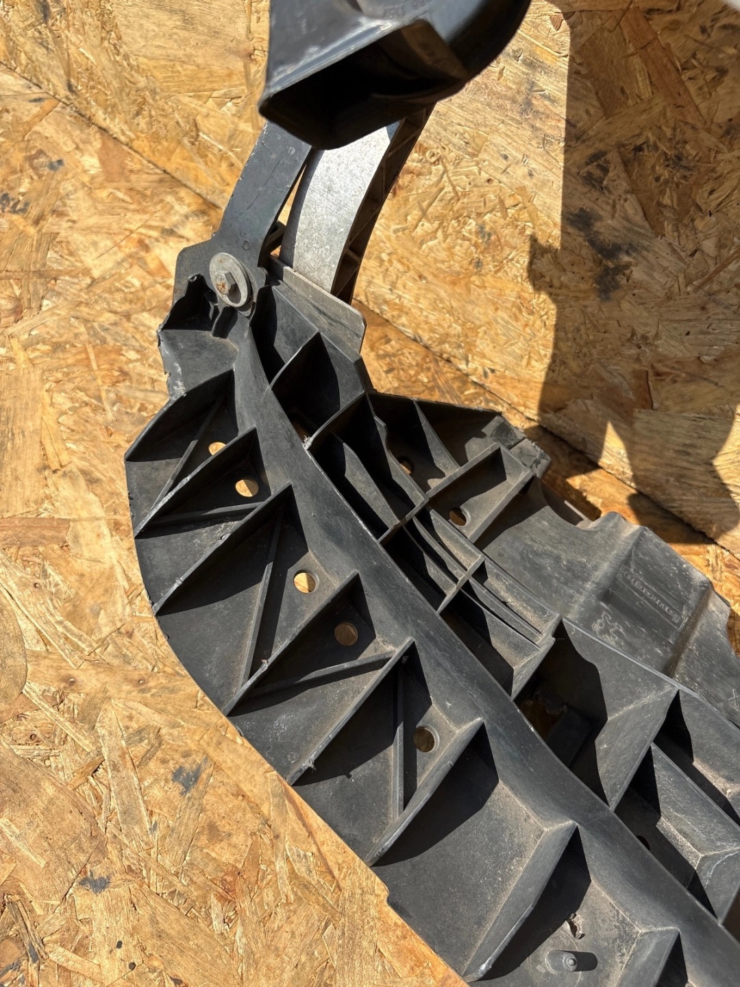 sider bar, wall front Peugeot 208 and