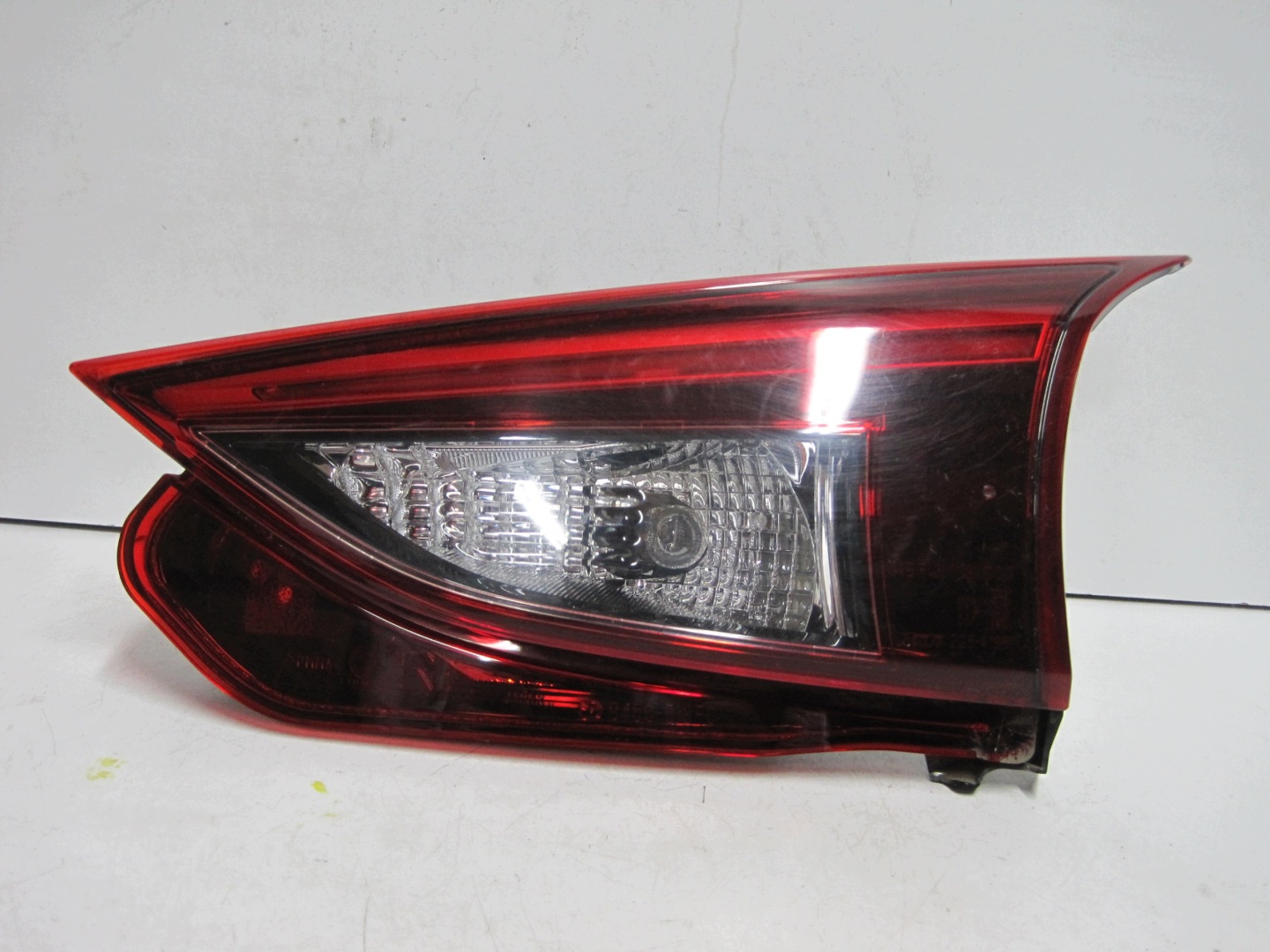 light right to the bonnet Mazda 3 BM 17r