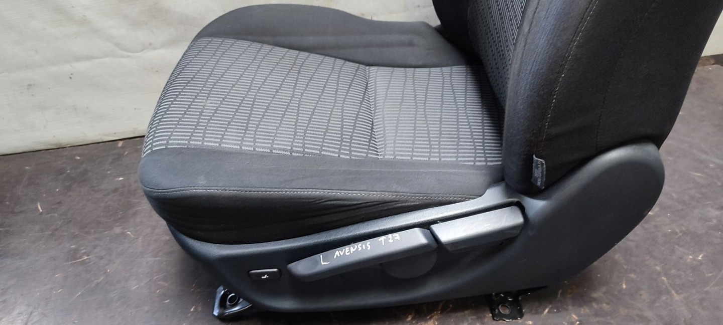seat front front left driver´s Toyota Avensis T27